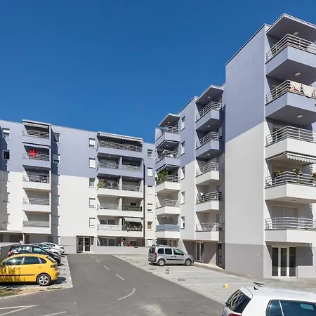 Diva With Free Private Parking Apartment *