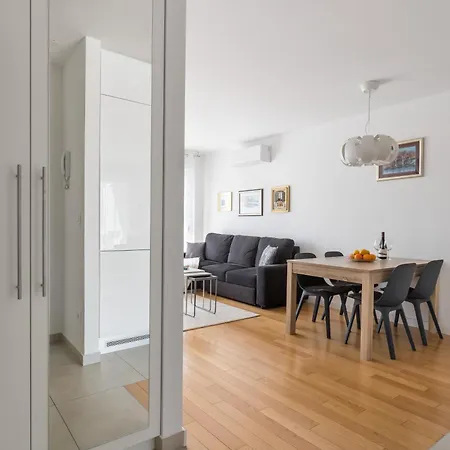 Diva With Free Private Parking